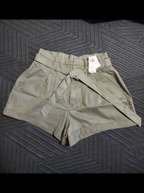 Hollister High-Waist Tie-Belt Shorts in Olive